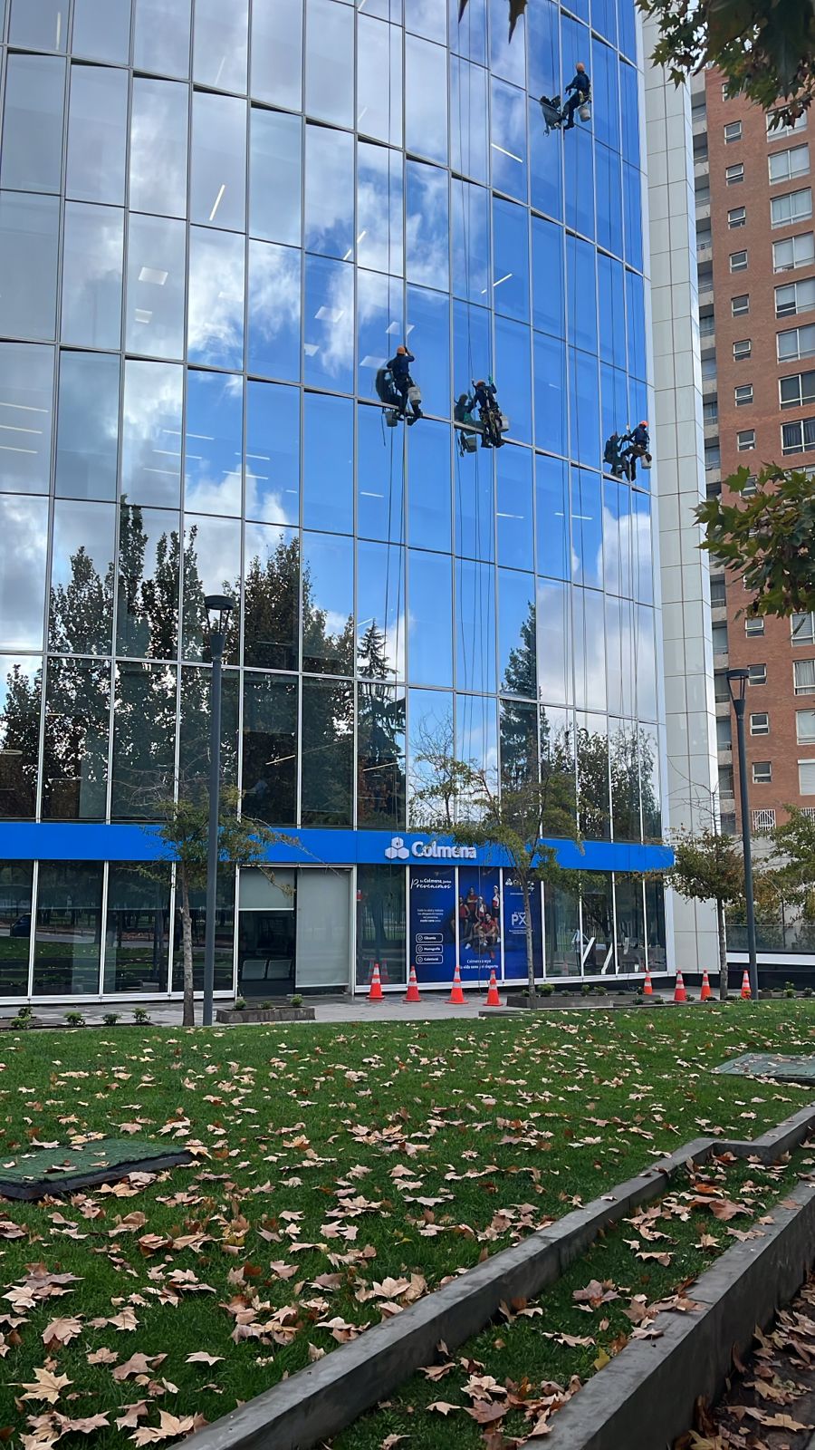 Técnico trabajando en fachada